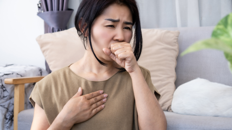 Świszczący oddech gwizdy w klatce piersiowej